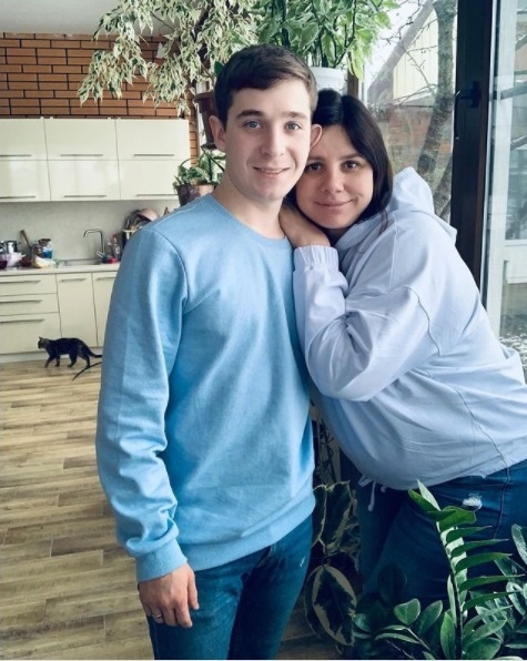 Vene sotsiaalmeedia staar kavatseb abielluda oma pojaga 15 Viktoria 2