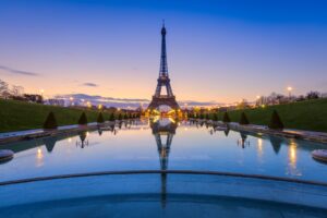Frozen-reflections-in-Paris.-Eiffel-Tower-at-sunrise-from-Trocadero-Fountains-e1492262386545