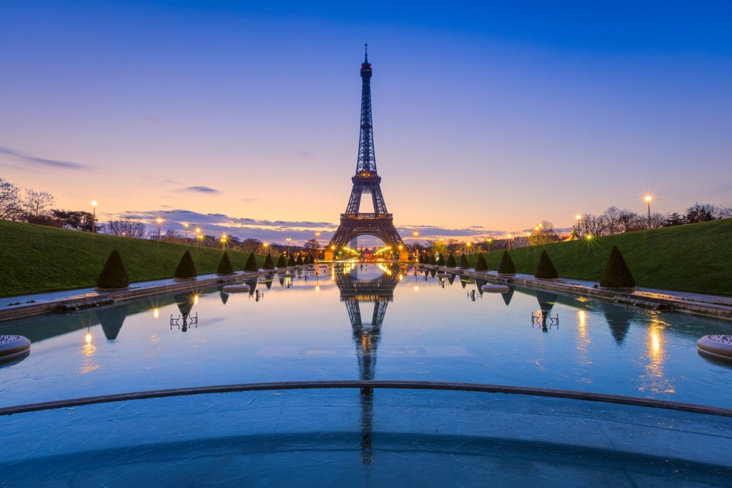 Frozen-reflections-in-Paris.-Eiffel-Tower-at-sunrise-from-Trocadero-Fountains-e1492262386545