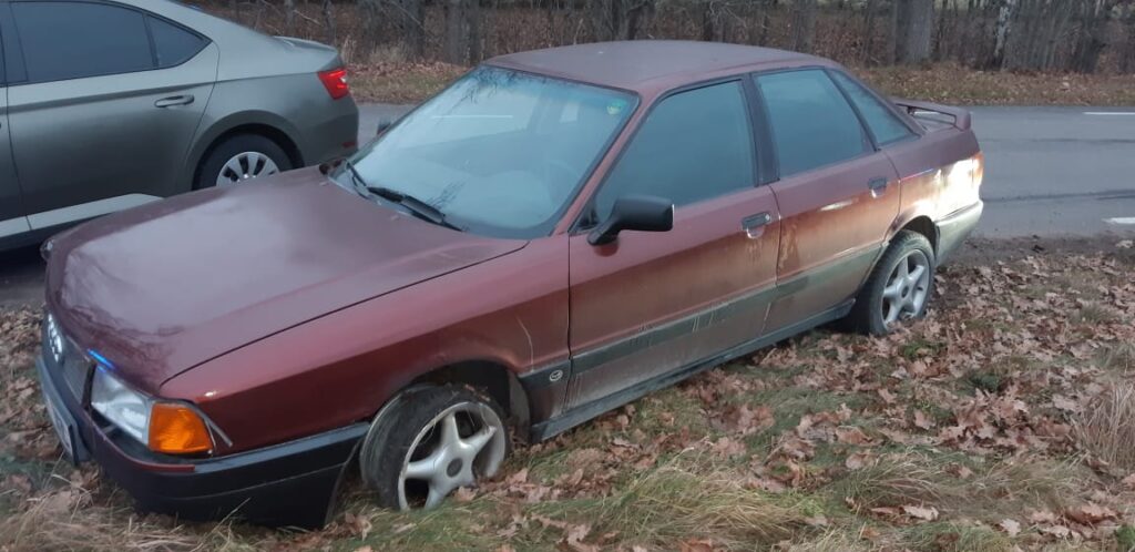 FOTOD: Politseiauto sõitis ohtlikku juhti peatades teelt välja ja üks politseinik sai viga 10 Audi 1
