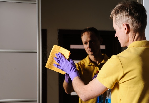 man-cleans-mirror_191163-798