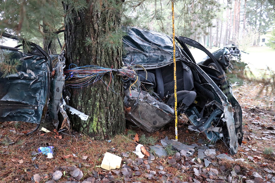 FOTOD: Pärnumaal hukkus autoga vastu puud sõitnud 35.a mees 7 foto 1