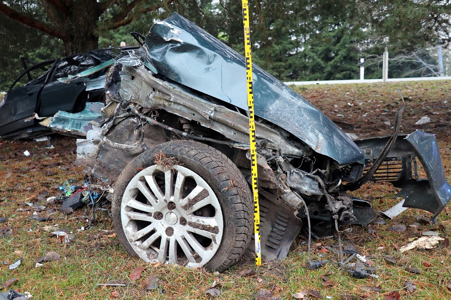FOTOD: Pärnumaal hukkus autoga vastu puud sõitnud 35.a mees 6 foto 2