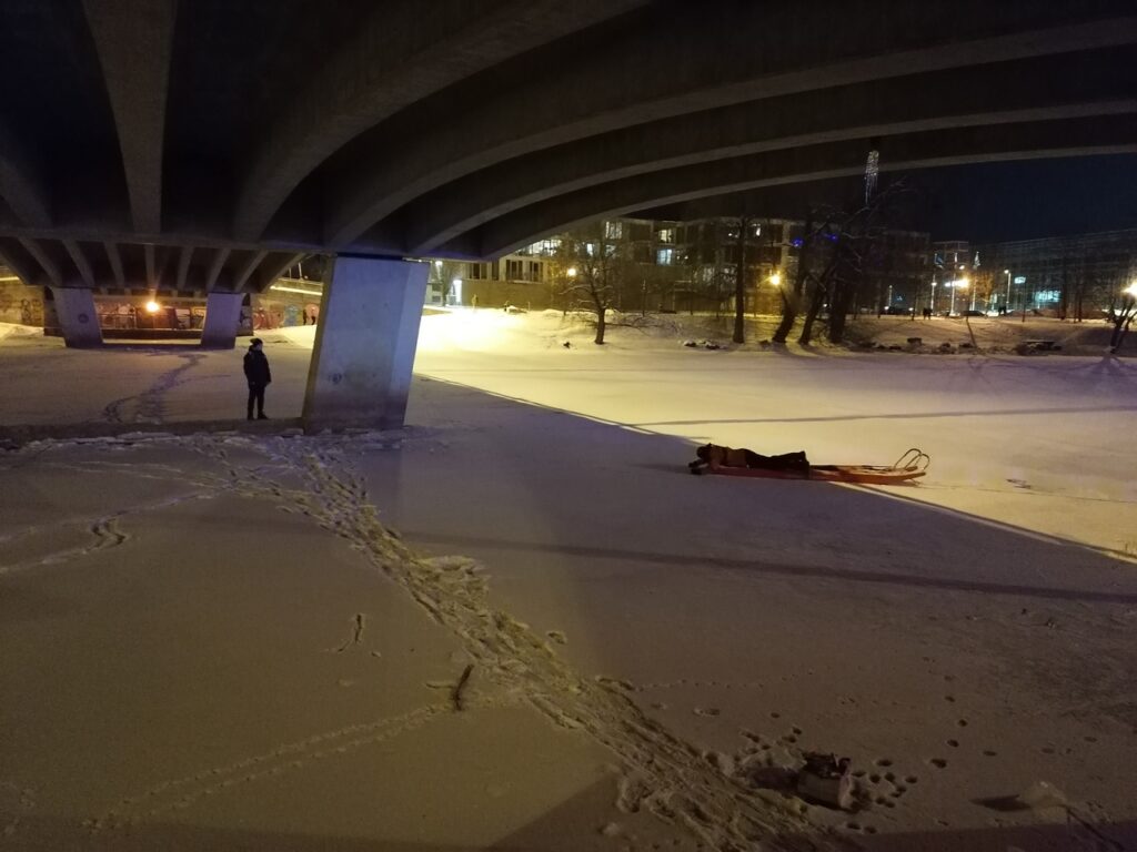FOTOD: Päästjad päästsid õuhukeselt jäält 10 aastased poisid 7 Poiss Emajoel 1