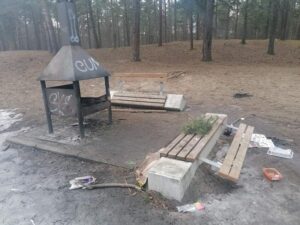 PALUN JAGA! Kas keegi nägi/teab midagi. Vandaalid lõhkusid Sütiste parkmetsas puhkekoha. 4 166436273 1876546549166030 5060165388585242419 n