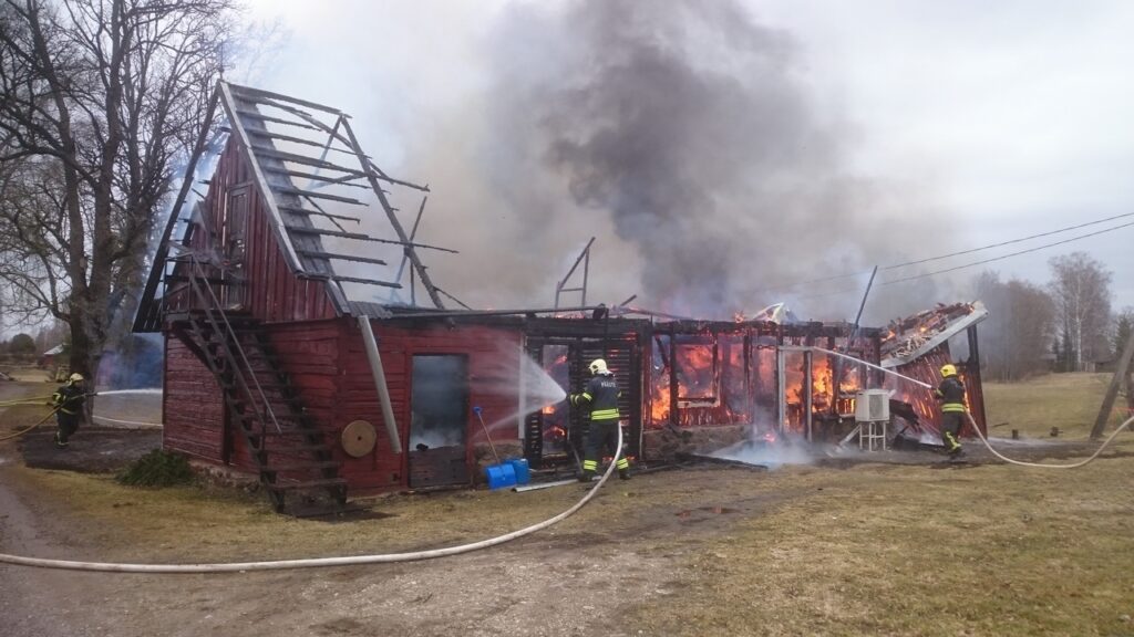 FOTOD: Mulgi vallas Leeli külas põles kõrvalhoone. 6 Mulgi v Leeli korvalhoone 1
