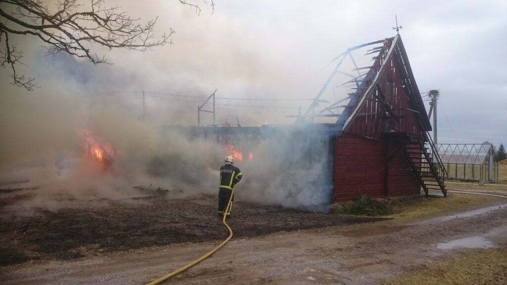 FOTOD: Mulgi vallas Leeli külas põles kõrvalhoone. 7 Mulgi v Leeli korvalhoone 2