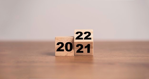 flipping-wooden-cubes-block-change-2021-2022-year-merry-christmas-happy-new-year-concept_50039-2425