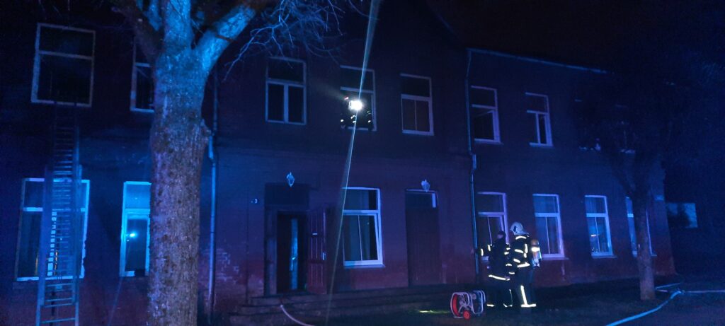 TÄIENDATUD: Valgas nõudis tulekahju inimese elu. 4 Valga eluhoonetulekahju 2 15.11.21