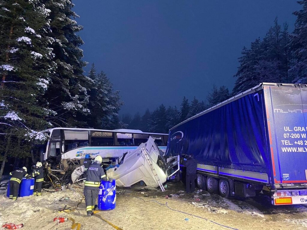 TÄIENDATUD: Ida-Virumaal juhtunud raskes liiklusõnnetuses said viga bussi- ning veokijuht 6 foto1