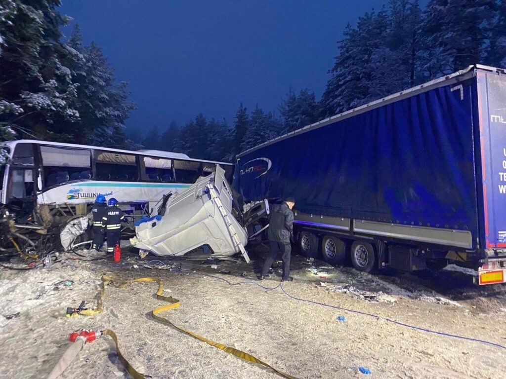 TÄIENDATUD: Ida-Virumaal juhtunud raskes liiklusõnnetuses said viga bussi- ning veokijuht 7 foto2