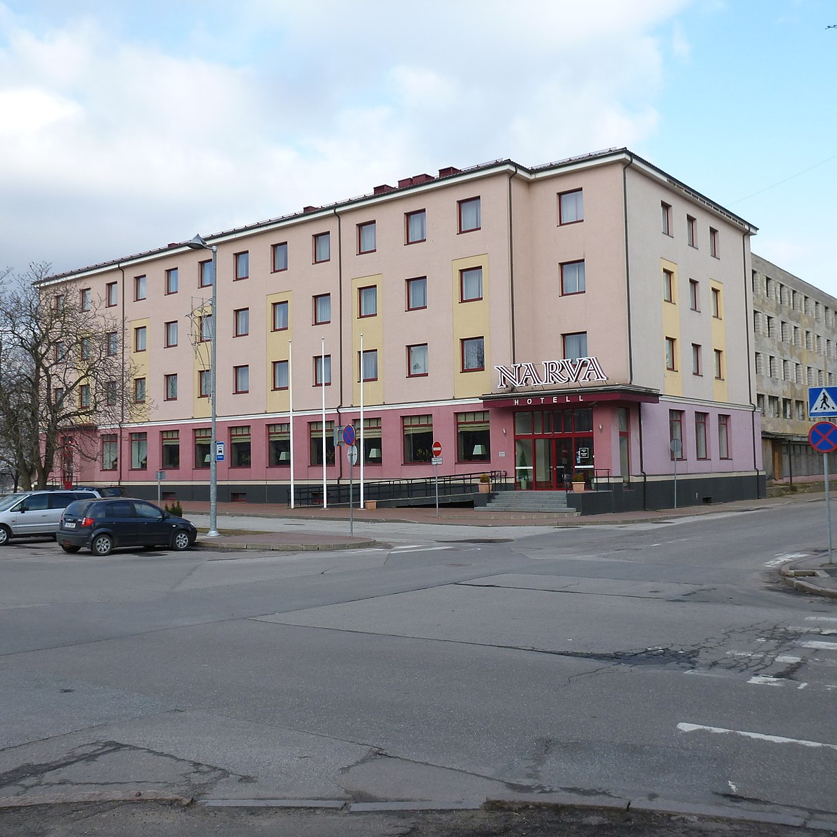 1200px-Hotel_Narva