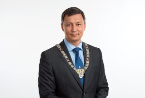 1200px-Official_photo_of_mayor_2019