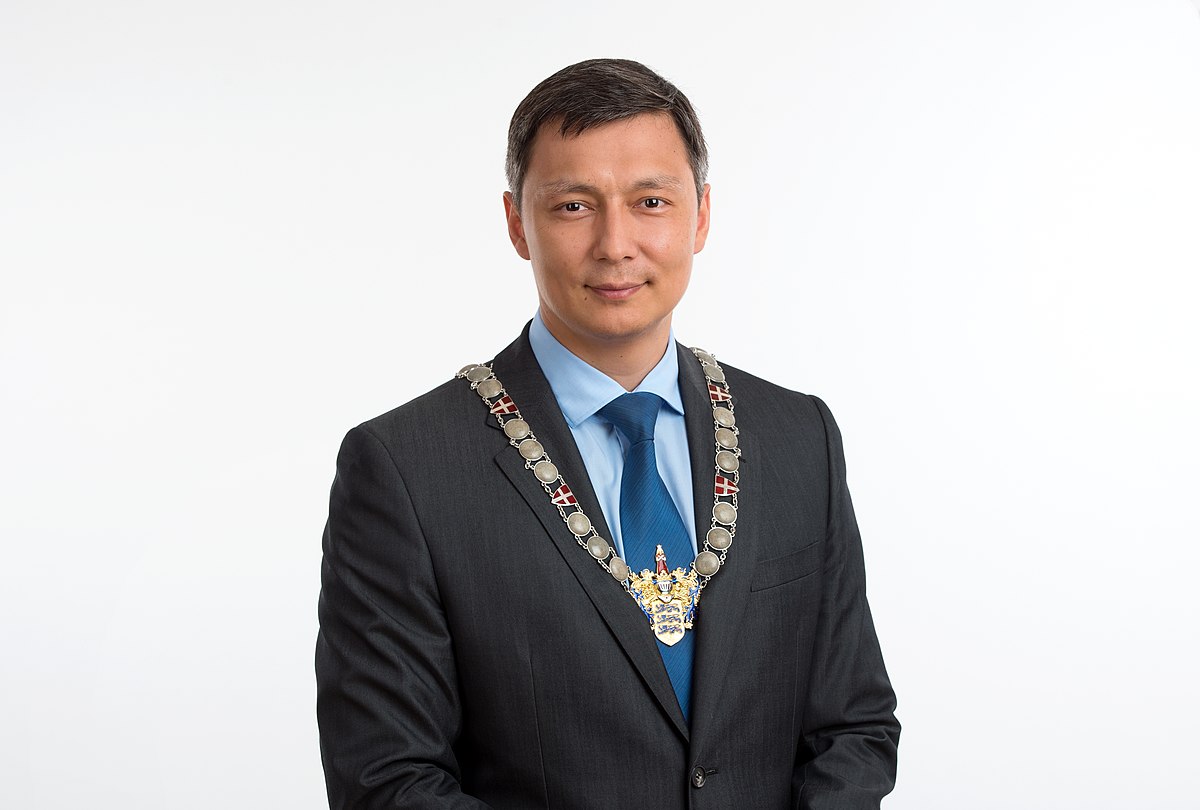 1200px-Official_photo_of_mayor_2019