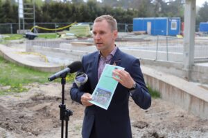 Randvere Kooli direktor Stanislav Nemeržitski tutvustamas ajakapsli sisu