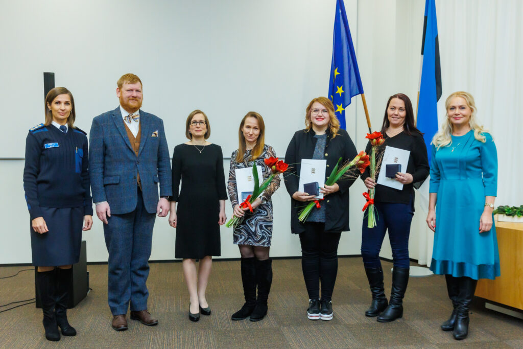 Kodanikujulguse aumärgid pälvisid sel aastal viis inimest 3 2 Kodanikujulguse aumarkide saajad koos tunnustajatega. Foto Arno Mikkor