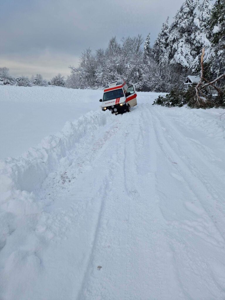 Kuressaare kiirabi vajas ise abi! FOTOD. 8 318642036 648818683702599 7881465107405810984 n 1