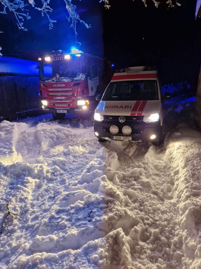 Kuressaare kiirabi vajas ise abi! FOTOD. 7 318790162 648818717035929 6869649166022093267 n