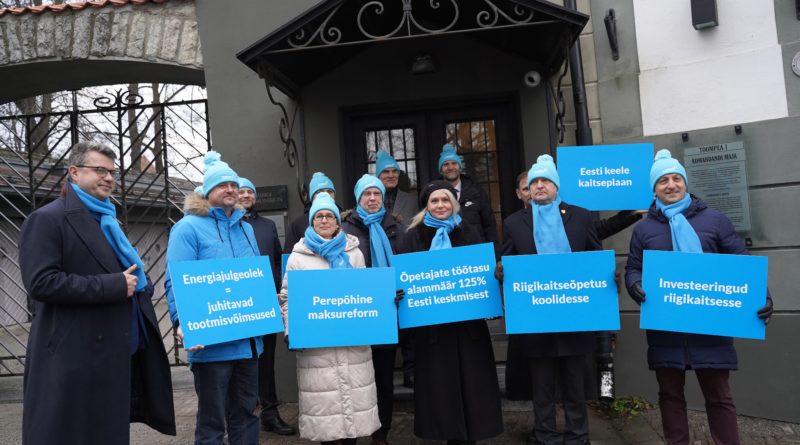 Isamaa1_RK-2023valimisnimekirja-uleandmine-800x445