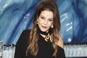 Lisa-Marie-Presley-GLOBES-002-011223-2f7451023f6d4989ab78c4ef27bf2f1e