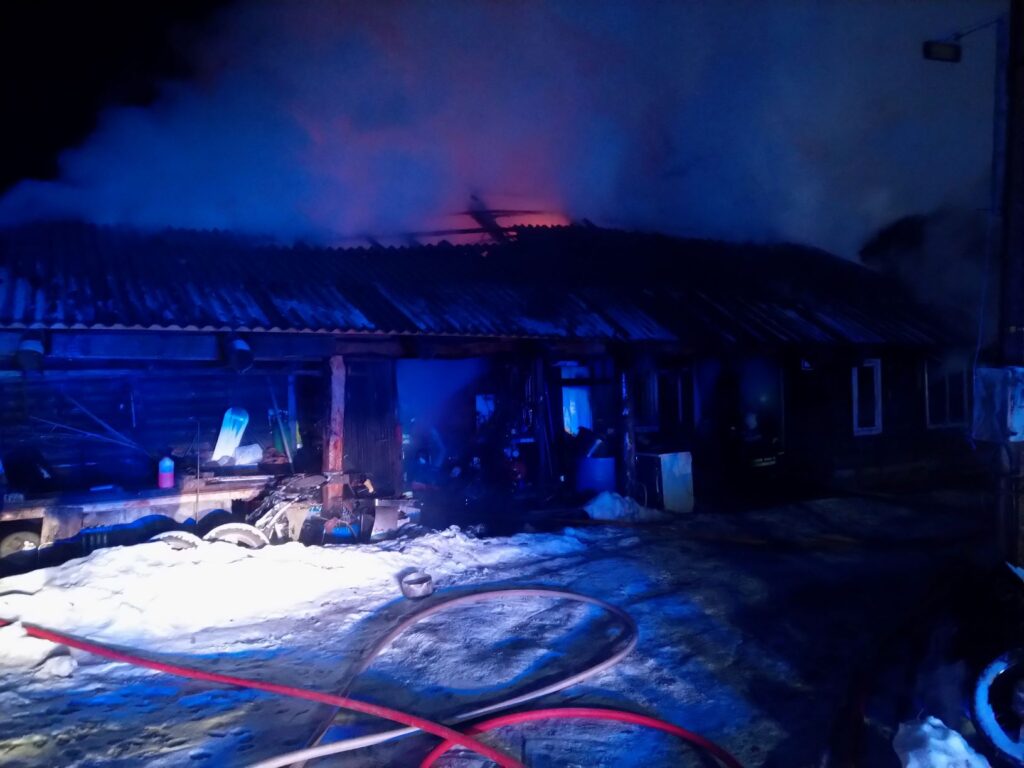 FOTOD: <strong>Kütteseadmest alanud põlengus hävis elumaja</strong> 6 Sika elumaja