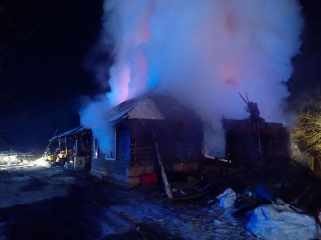 FOTOD: <strong>Kütteseadmest alanud põlengus hävis elumaja</strong> 7 Sika elumaja1