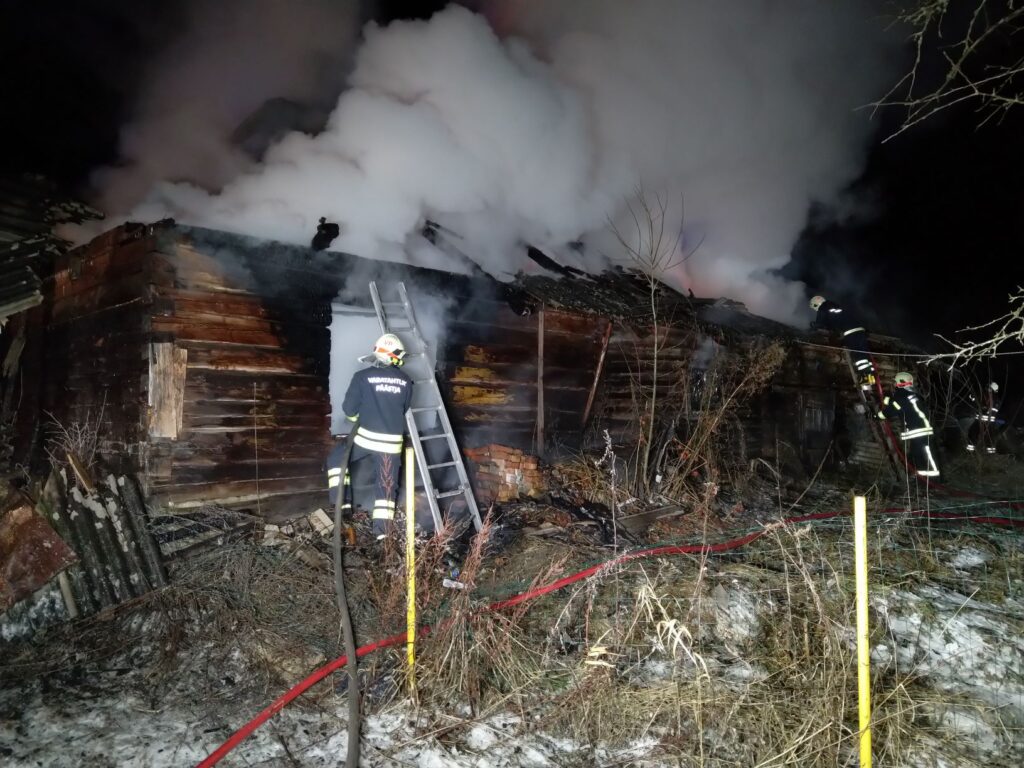 FOTOD: <strong>Kütteseadmest alanud põlengus hävis elumaja</strong> 9 Sika elumaja3