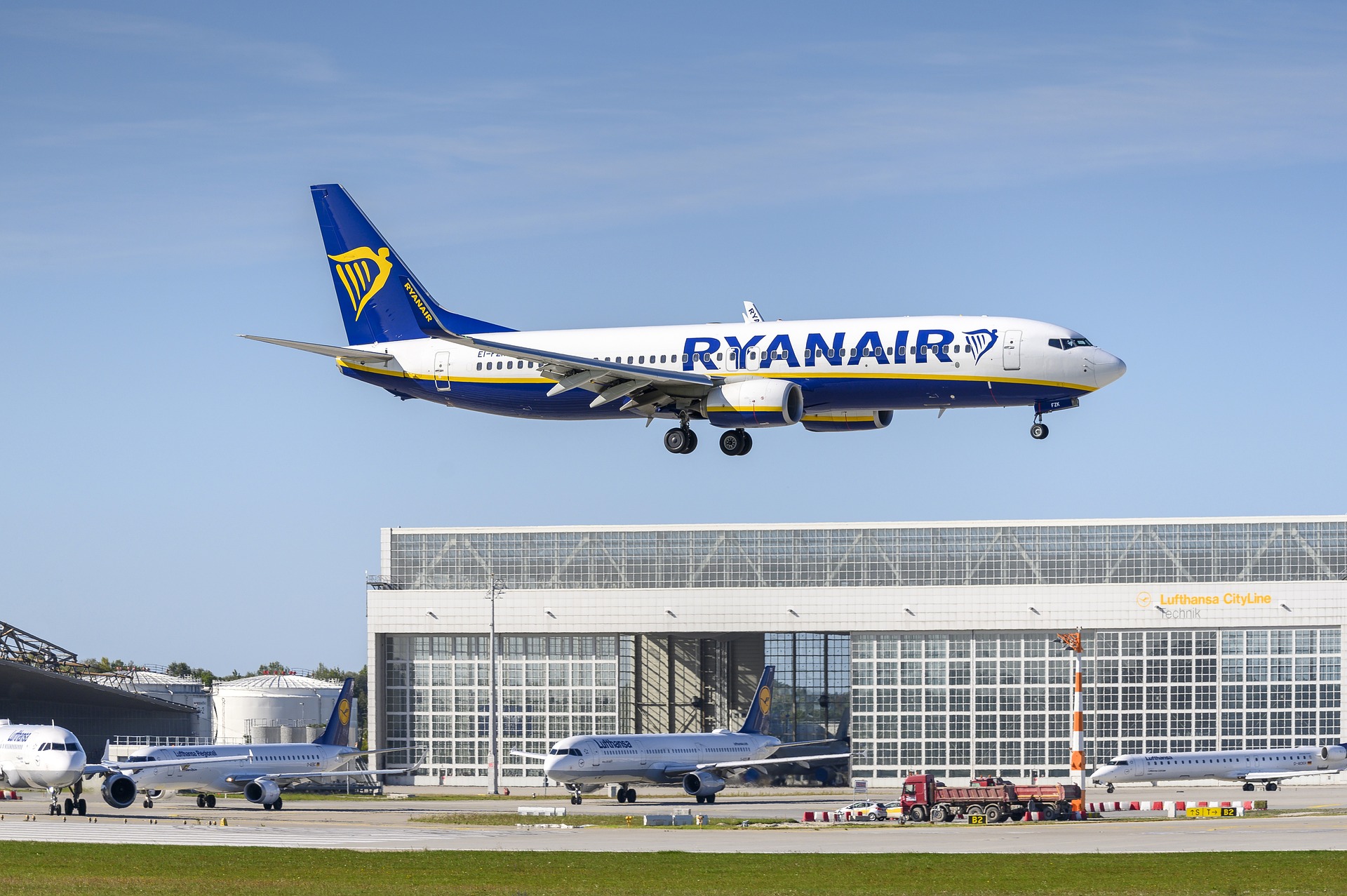 ryanair-5249631_1920