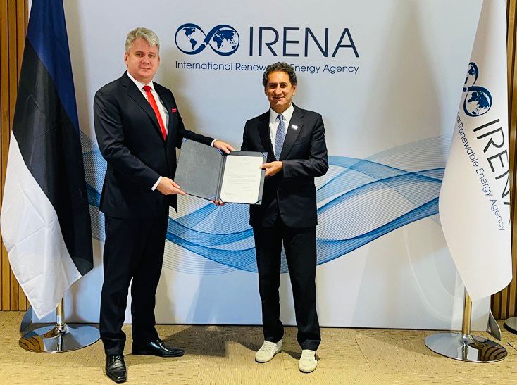 Eesti alaline esindaja Rahvusvahelise Taastuvenergia Agentuuri IRENA juures Jaan Reinhold annab üle oma volikirja IRENA peadirektorile Francesco La Camera’le 12.04.2023