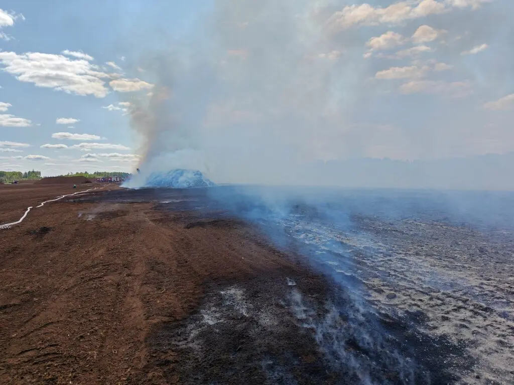 TÄIENDATUD: Viljandimaal põleb ulatuslikult turbaraba 7 Arikula rabapoleng7