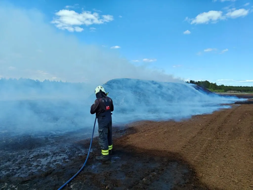 TÄIENDATUD: Viljandimaal põleb ulatuslikult turbaraba 5 Arikula rabapoleng8