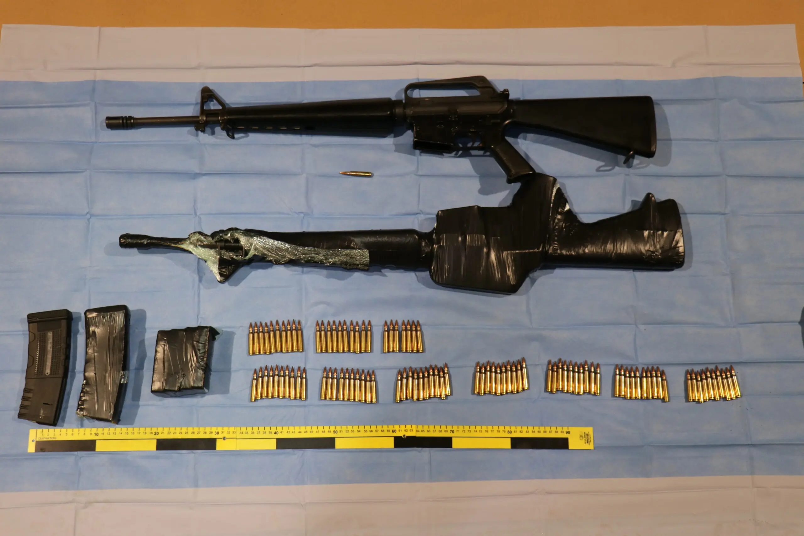 KUUM: Belgia kodanikule esitati süüdistus suures koguses amfetamiini ja kahe automaattulirelva käitlemises. PILDID. 7 IMG_9370