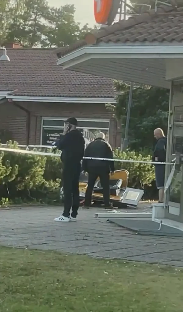 Soomes tõmbasid pätid sularahaautomaadi traktoriga seinast välja. 4 e3d661b8c5580f298545582a1933b12dfcb5983e84512b53f1815efcea6d8d3e