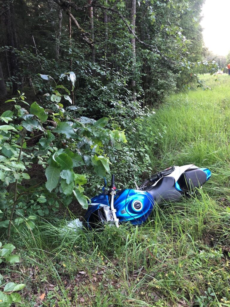FOTOD: Harjumaal hukkus liiklusõnnetuses mootorrattur 8 mootorratas