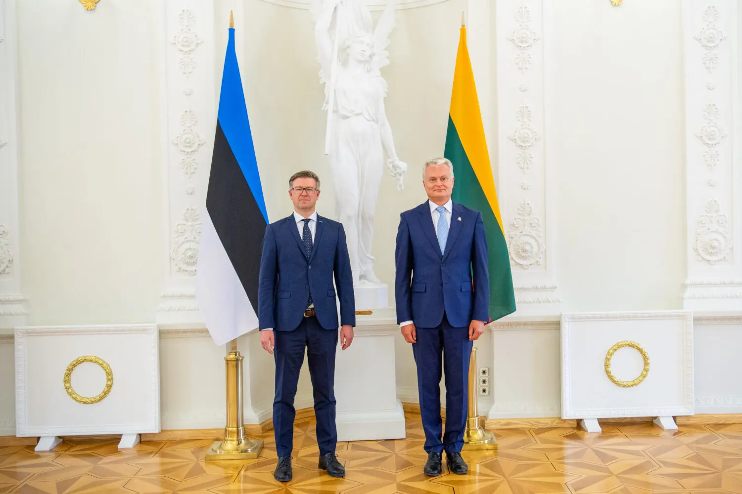 28.08.2023. Eesti suursaadik Leedus Kaimo Kuusk andis üle volikirja Leedu presidendile Gitanas Nausėdale. Pildi autor Leedu presidendi kantselei