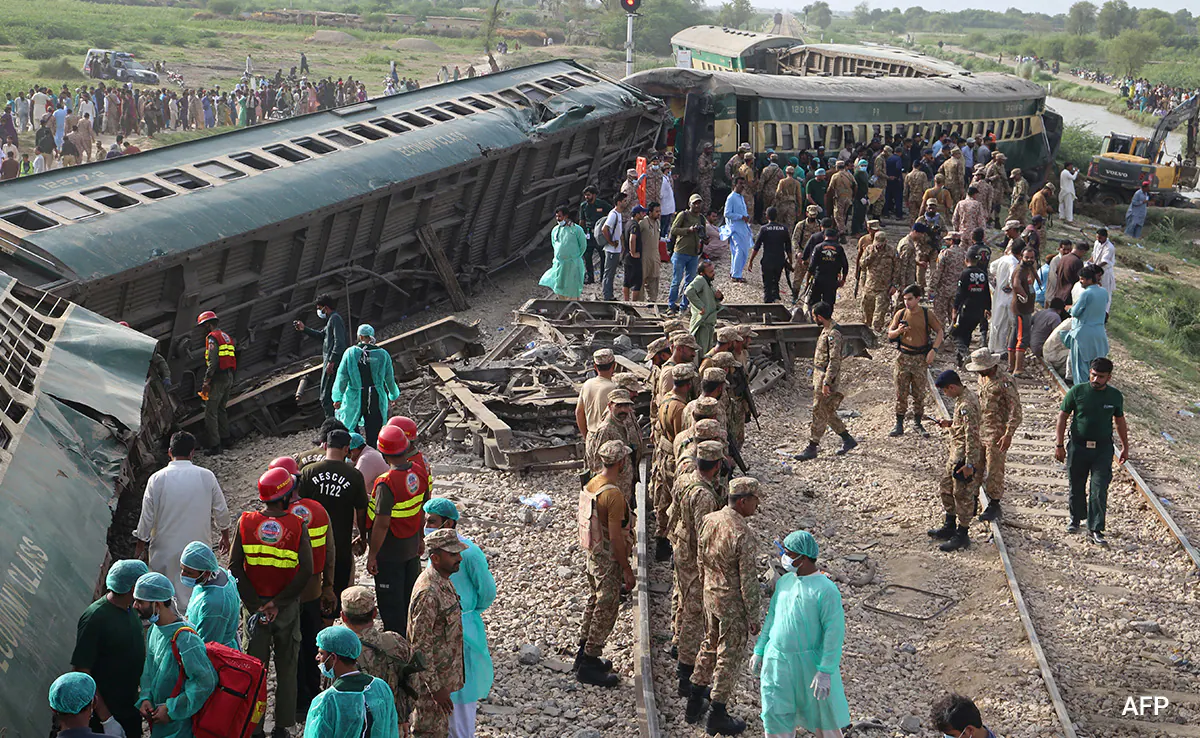 71ogpvag_pakistan-train-accident-afp_625x300_06_August_23