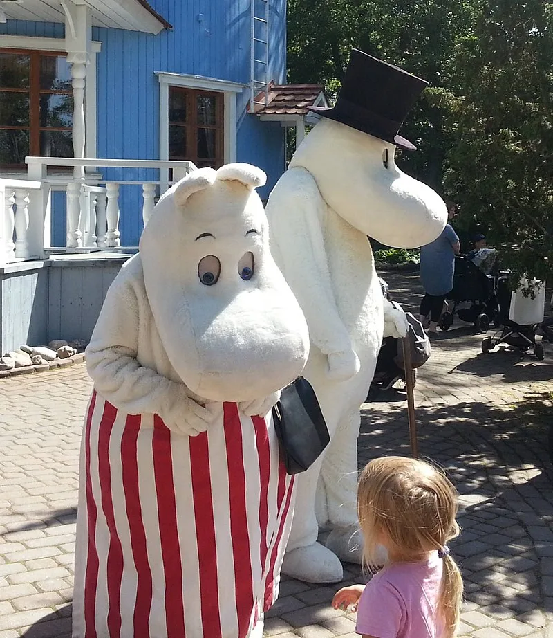 800px-Moominmamma_and_Moominpappa,_Moominworld