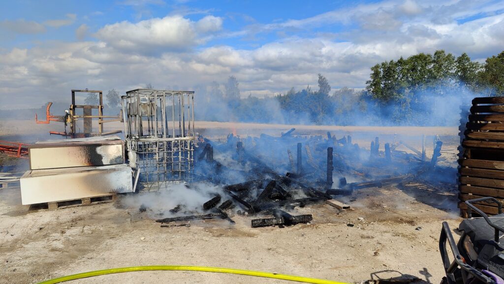 Ingliste külas põles kartulikastide hunnik, kust tuli levis kõrrepõllule. 5 Ingliste kula lokkest kastiriit536