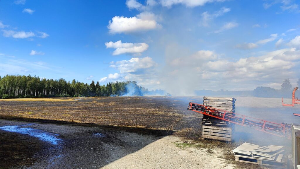 Ingliste külas põles kartulikastide hunnik, kust tuli levis kõrrepõllule. 4 Ingliste kula lokkest pold537