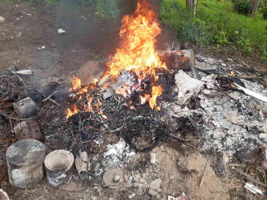 Päästjad käisid kustutamas prügilõket, päästeamet tuletab meelde et taolise prügi põletamine ei ole lubatud. 3 Kalme kula prugiloke551