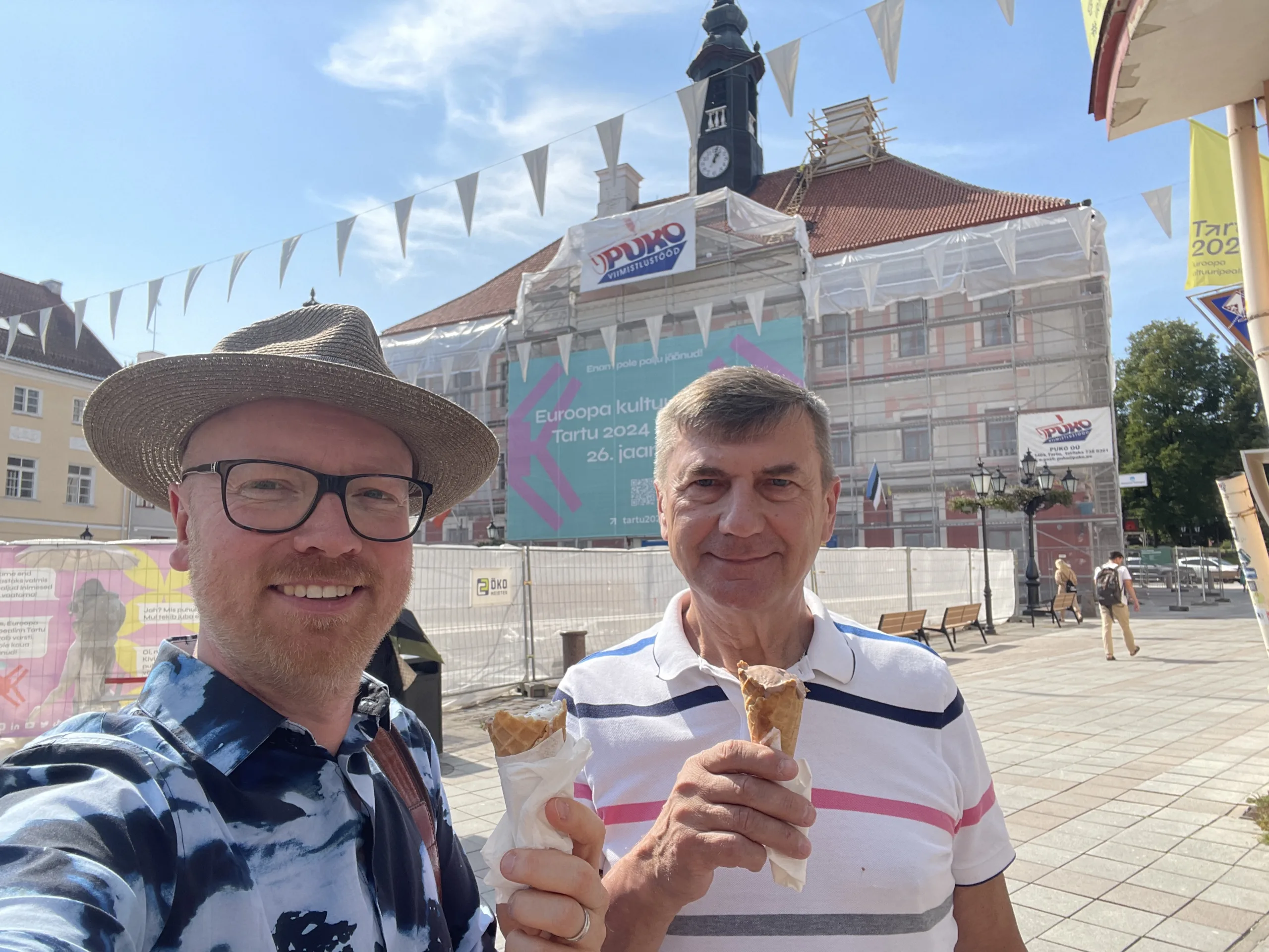 Ansipiga Raekoja ees jäätist söömas