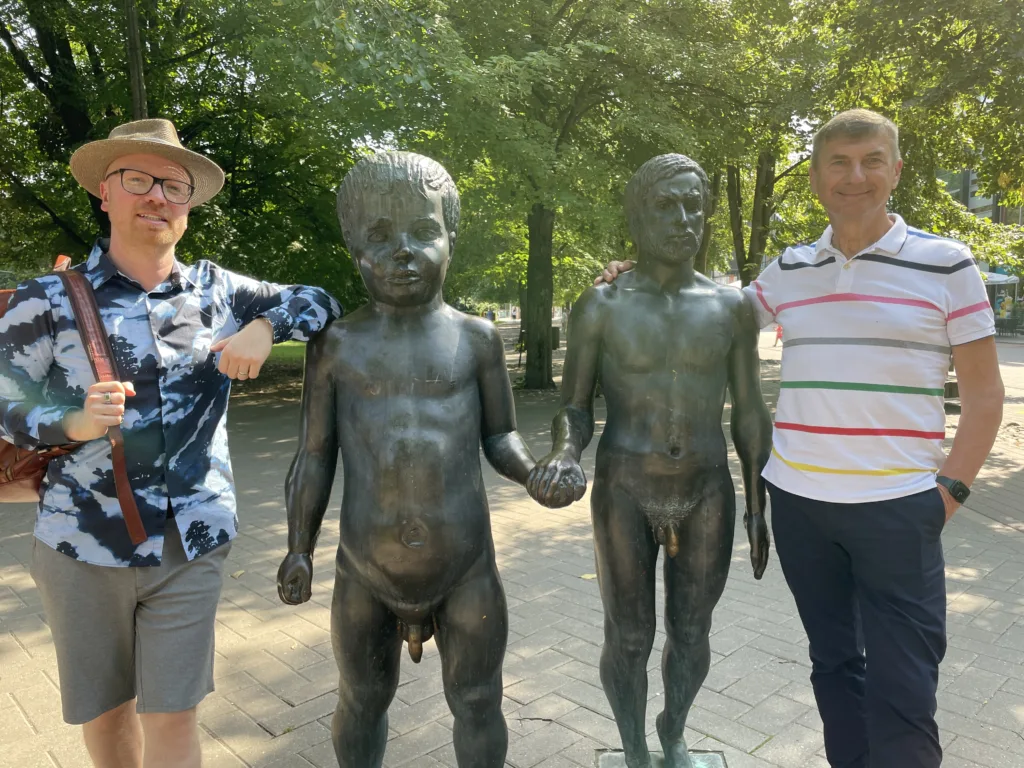 Ansipiga skulptuuri Isa ja Poeg juures