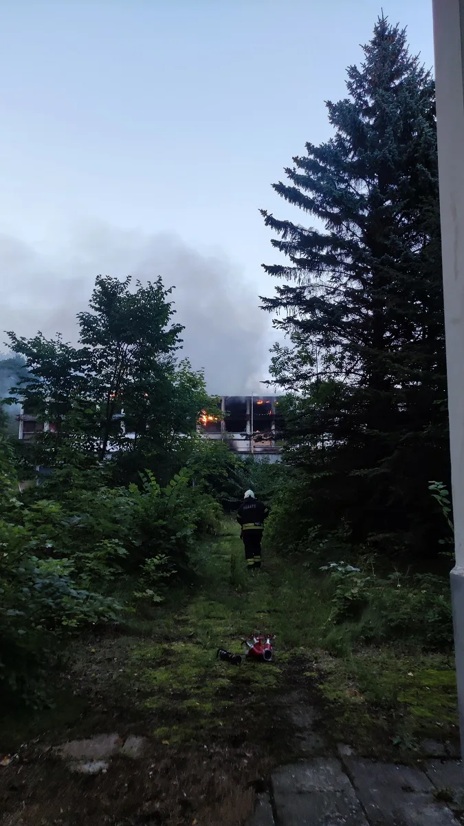 Narva-Jõesuus põles vana hotelli aula. 3 NJoesuu majapoleng 31.08.23579 jpg