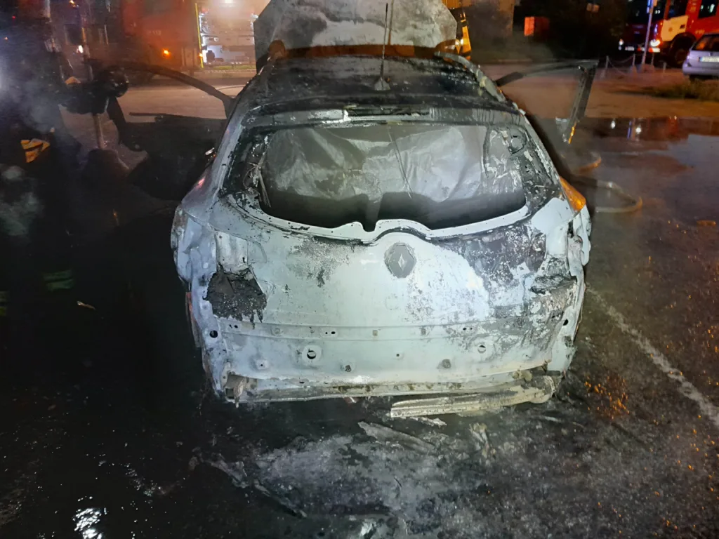 Suure lahtise leegiga põles sõiduauto. Harjumaal põles metsa sees mahajäetud kahekorruseline puitmaja. PILDID 7 Polenud Renault 15.09 1691