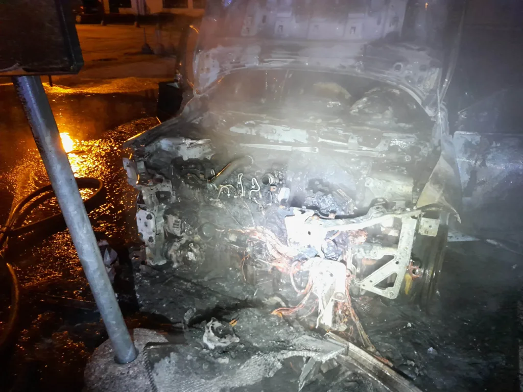 Suure lahtise leegiga põles sõiduauto. Harjumaal põles metsa sees mahajäetud kahekorruseline puitmaja. PILDID 6 Polenud Renault 15.09 2689