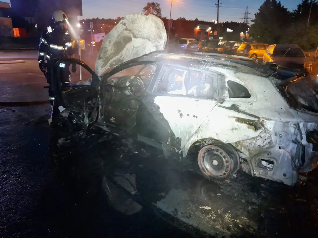 Suure lahtise leegiga põles sõiduauto. Harjumaal põles metsa sees mahajäetud kahekorruseline puitmaja. PILDID 5 Polenud Renault 15.09 3690