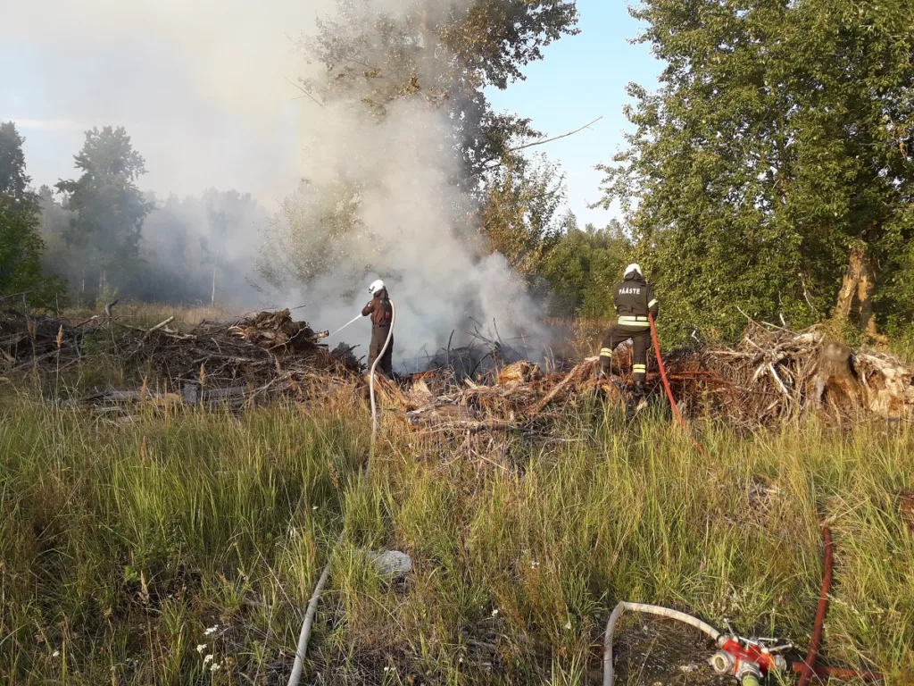 Kohtla-Järvel põles kulu ja Lüganuse vallast päästeti veevõtutiigist kass. 4 paastjad