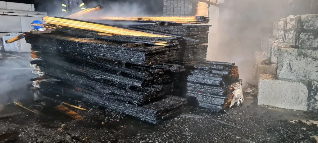 Alutaguse vallas põles angaaris olnud pakendatud lauad 3 Kurtna polenudlauad 14.10.23862