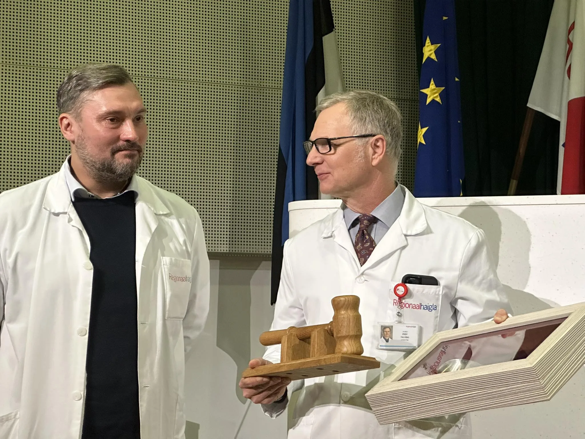 Prof Peep Talving annab Regionaalhaigla ülemarsti teatepulga üle dr Kristo Eriksonile 2