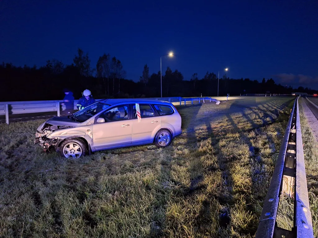 Rae vallas kaotas juht libedate teeolude tõttu sõiduki üle kontrolli, sõitis teelt välja ning auto rullus üle katuse 3 Teelt valja soitnud Ford 10.10831